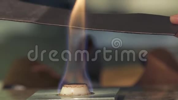 男人用手在火上加工皮革制成皮带视频的预览图