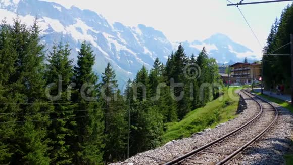 瑞士阿尔卑斯山山脉的火车轨道美丽的瑞士视频的预览图