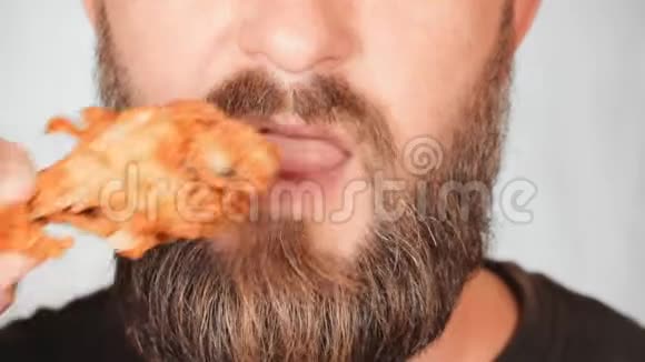 成年男性吃烤鸡腿视频的预览图