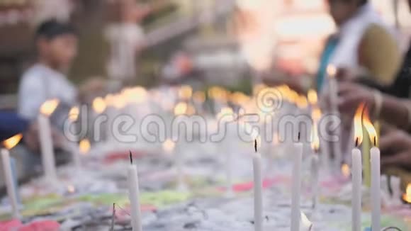 信徒们把白色蜡烛放在印度的一座天主教寺庙旁边视频的预览图