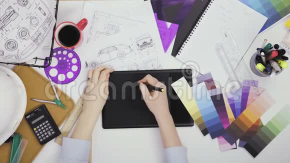 在餐桌上工作时使用平板电脑的创意设计师视频的预览图