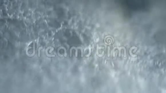 肥皂泡沫与一些泡沫旋转宏观镜头视频的预览图