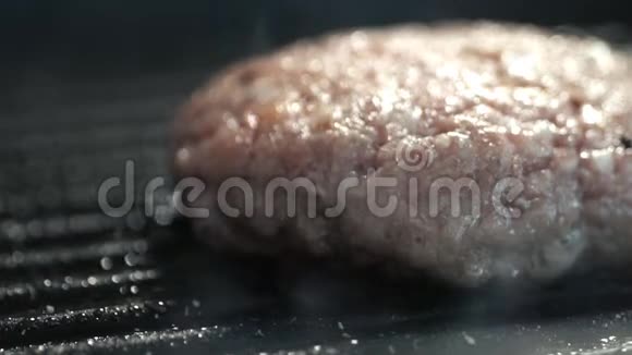 从烤架上的切块来了一种淡淡的开胃香气烤肉近点视频的预览图