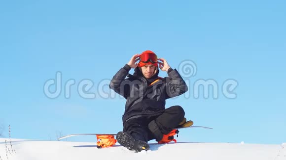 滑雪者坐在高山上玩得开心视频的预览图