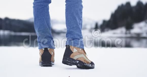 奔跑的游客肖像特写只穿山靴背景是一个大湖的惊人景观和视频的预览图