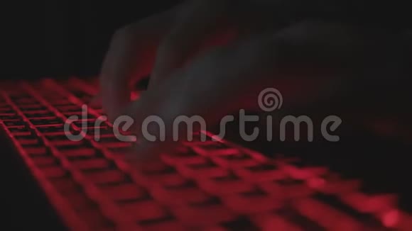 程序员夜间在笔记本电脑上输入代码视频的预览图