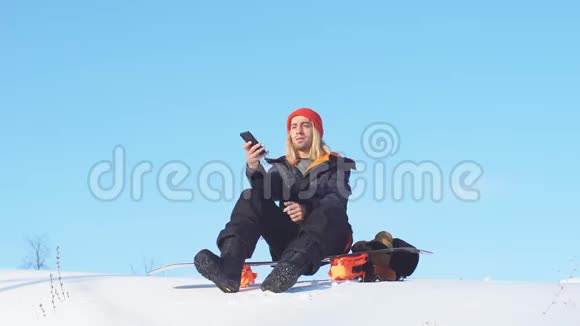 积极运动的人正在雪山上拍照视频的预览图