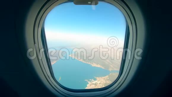 从飞机窗口显示的岛屿和水视频的预览图