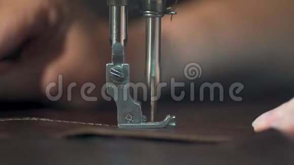 妇女缝纫机上工作做皮革制品特写视频的预览图