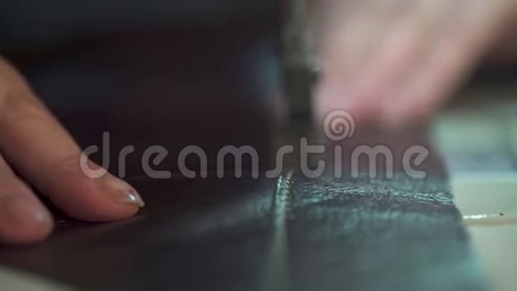 妇女缝纫机上工作做皮革制品特写视频的预览图