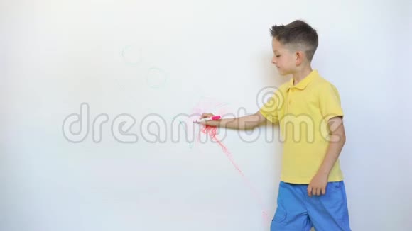 可爱的小孩在白墙上画火箭视频的预览图