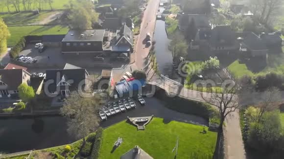 荷兰一个小村庄的空中小船站移动通道的船站视频的预览图