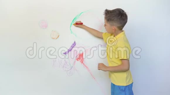 可爱的男孩在白色背景下画火箭视频的预览图