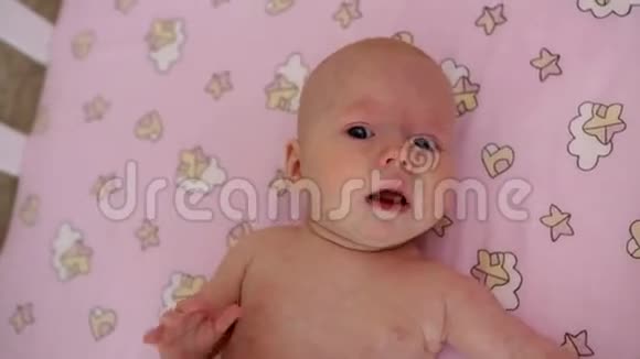 婴儿在婴儿床上哭视频的预览图