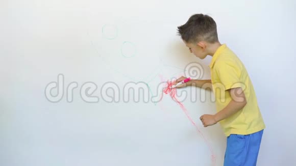 可爱的小孩在白墙上画火箭视频的预览图
