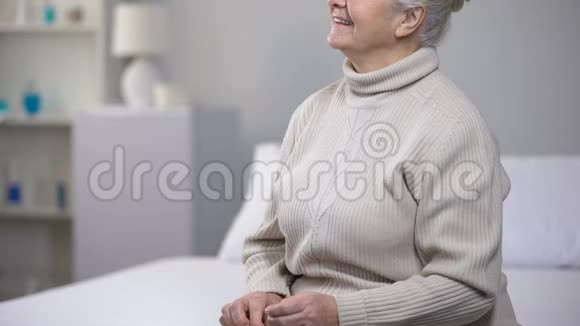 医务人员为老女病人提供晚餐照顾奶奶视频的预览图