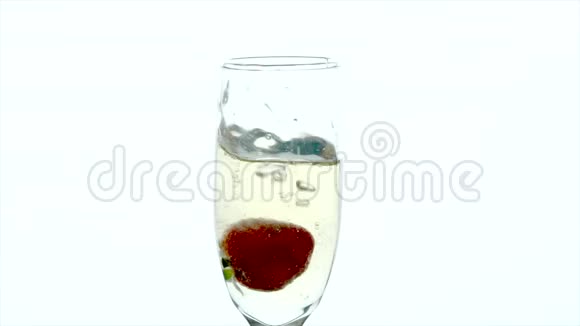 香槟杯特写两个草莓放入全杯视频的预览图