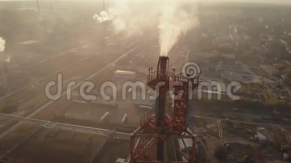 空中观景框架内是化学工业综合体从烟囱里冒出几股有毒的烟视频的预览图