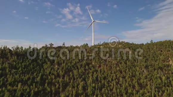 日落时分山顶上的风力涡轮机视频的预览图