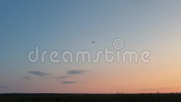 在日出或日落的背景下在远处起飞飞机飞机的剪影飞机视频的预览图