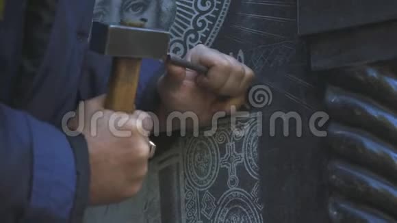 手工雕刻在石头上视频的预览图