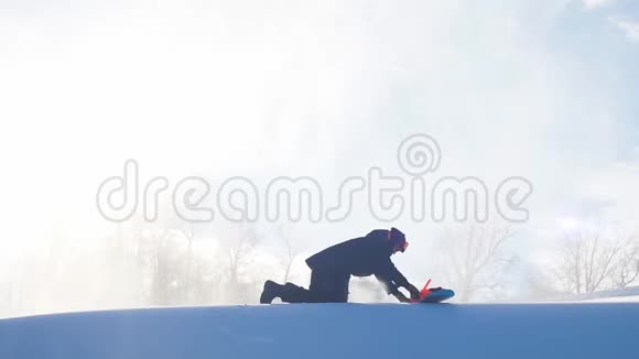 滑雪板准备自由活动视频的预览图