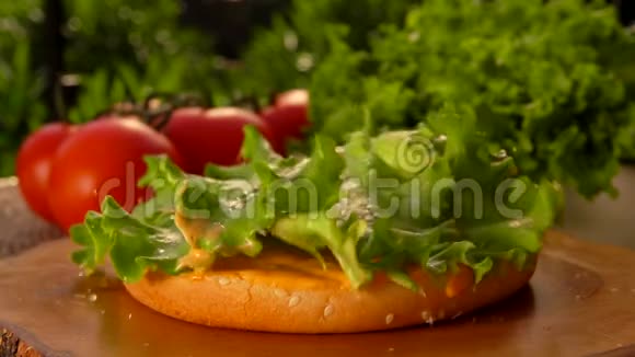 莴苣叶落在带有酱汁的面包上视频的预览图