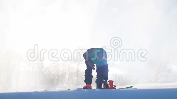 滑雪者在比赛前穿上滑雪靴视频的预览图