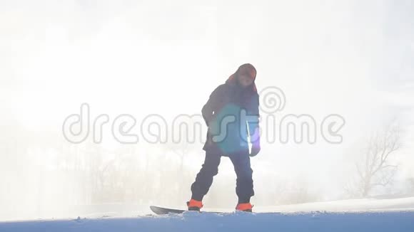 无畏的滑雪者骑在斜坡上视频的预览图