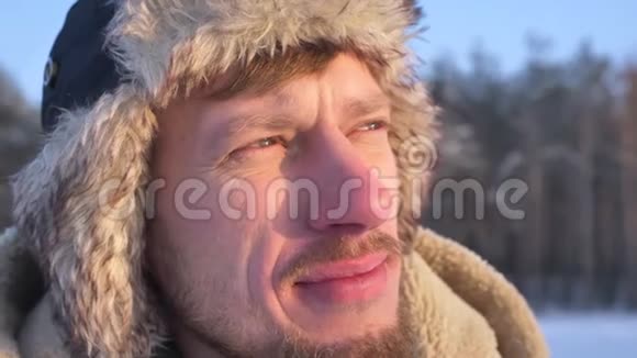 穿着头巾和外套的中年探险家在阳光下快乐地观看的特写镜头视频的预览图