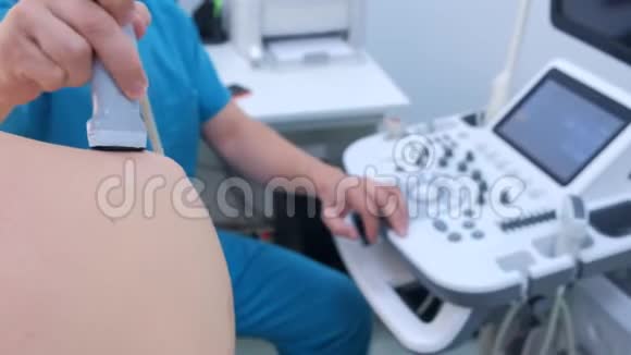 医生用超声扫描仪对肩关节男子进行超声检查特写视频的预览图