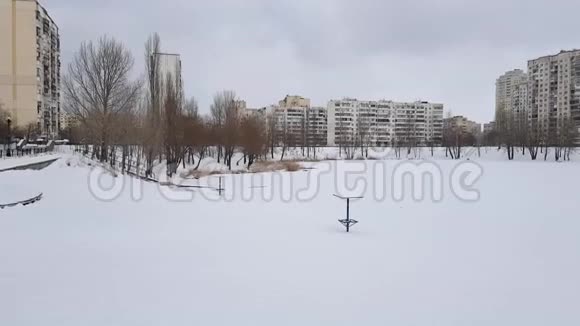 城市里白雪覆盖的湖视频的预览图