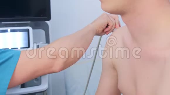 医生用超声扫描仪对肩关节男子进行超声检查特写视频的预览图