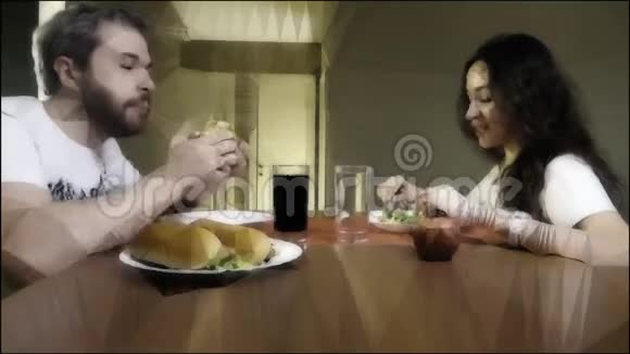 男人吃垃圾食品女人吃清淡健康的食物概念低聚剪辑视频的预览图