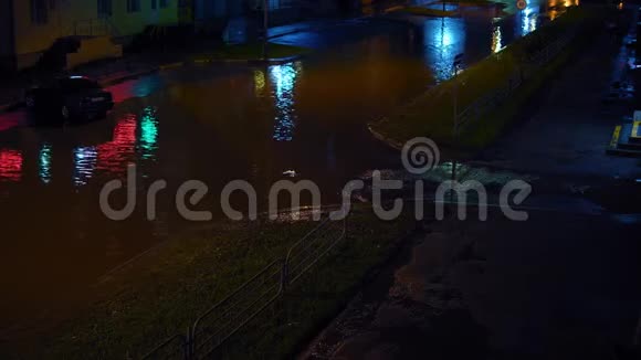 大雨过后夜间淹没了单向城市道路视频的预览图