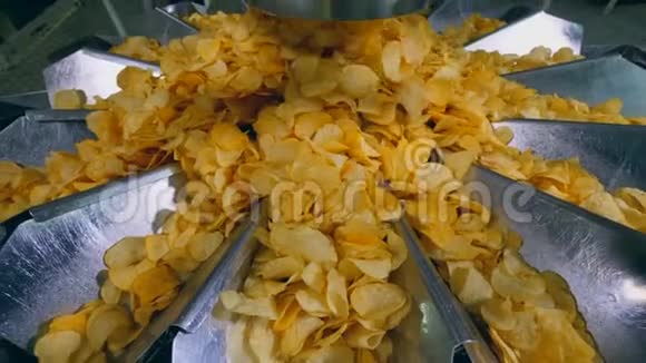 一堆炸薯条掉进一个设施的分拣容器里视频的预览图