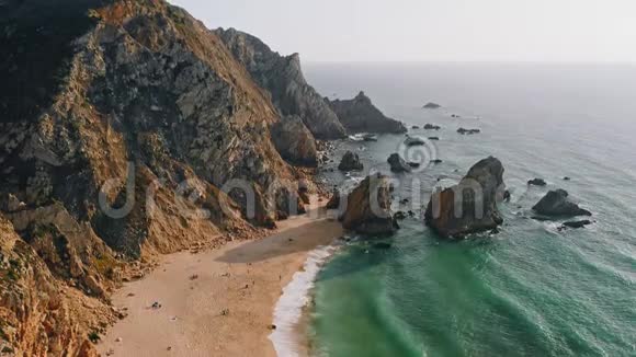 4K航空无人机镜头美丽的普拉亚达乌尔萨海滩在锡特拉葡萄牙日落黄金时间的灯光视频的预览图