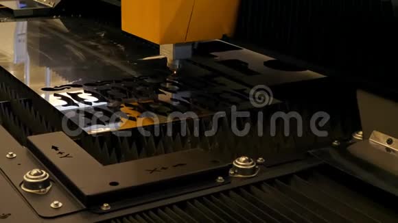 工厂自动化工业激光切割钢视频的预览图