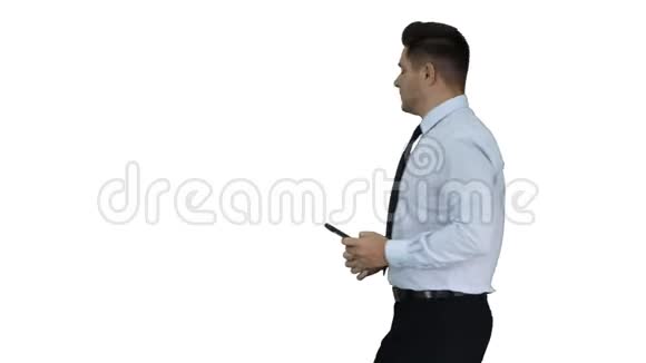 帅哥在白色背景上自拍快速自拍视频的预览图