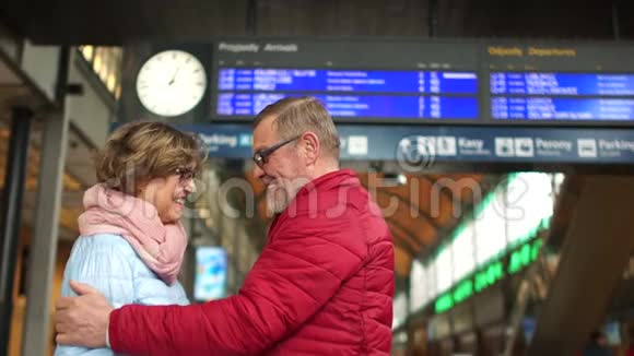 一对老夫妇在火车站的告别情人节旅游概念视频的预览图