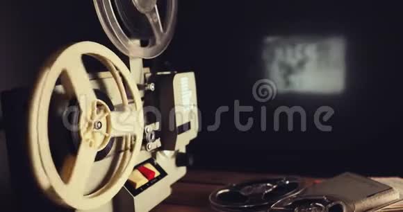 复古8毫米电影放映机在黑暗的房间墙上放映电影视频的预览图