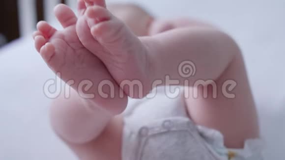 婴儿脚的特写视频的预览图