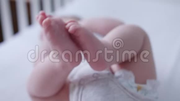 婴儿脚的特写视频的预览图