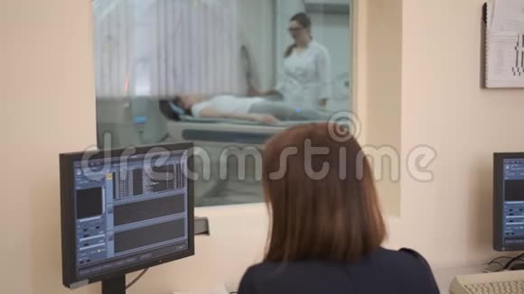 医生在移动核磁共振机时看电脑屏幕视频的预览图