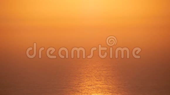 美丽的红日落在海浪中视频的预览图