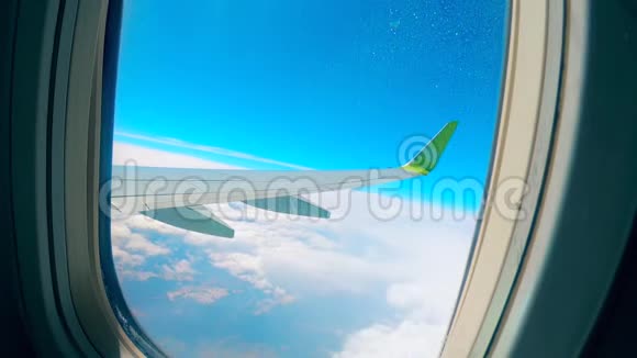 从窗户看到的天空和飞机机翼视频的预览图