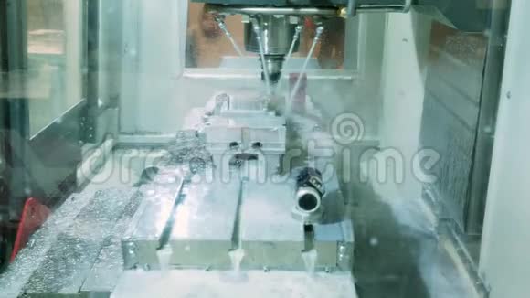 工业工厂铣钢零件机器人自动机视频的预览图
