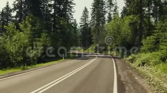 山区森林中的汽车道路弯道和限速标志4K型万向节稳速行射视频的预览图