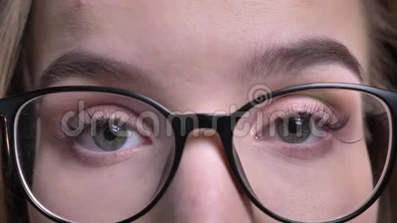 年轻迷人的时髦女性戴眼镜眼睛直视镜头的特写镜头视频的预览图