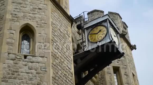 建筑石墙上旧街钟的特写行动中世纪建筑上有罗马数字的街钟视频的预览图